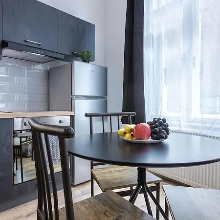 Charlie - Modern Centrally Located Downtown Studio