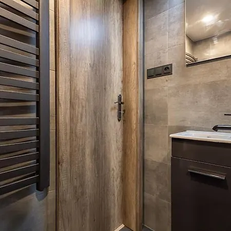 Charlie - Modern Centrally Located Downtown *