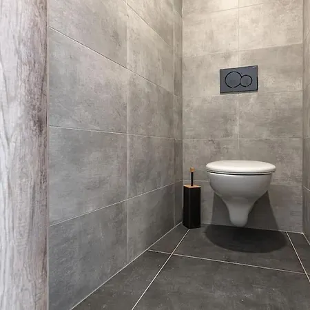 Charlie - Modern Centrally Located Downtown